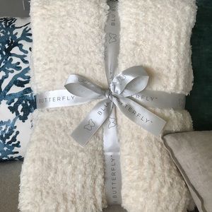 COPY 🦋Blu Butterfly Ivory fluffy blanket in elegant ivory.